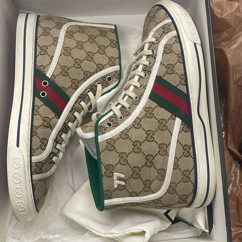 Gucci shoes comes with 2 brand new dust bags and extra shoes laces